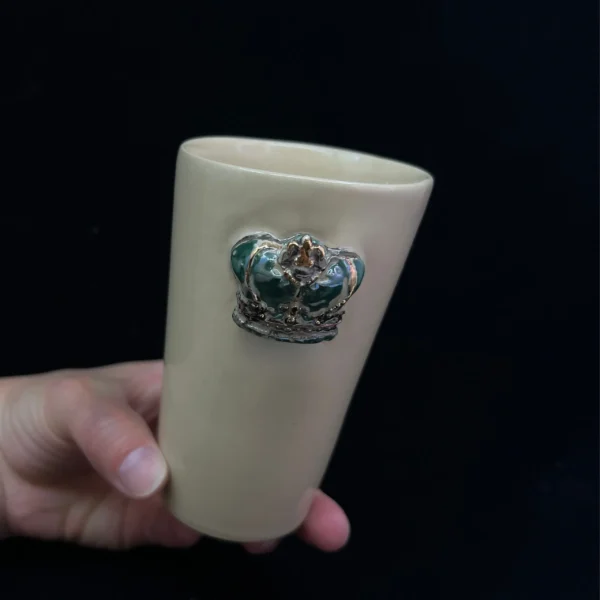 Rankų darbo puodelis su mini skulptūra