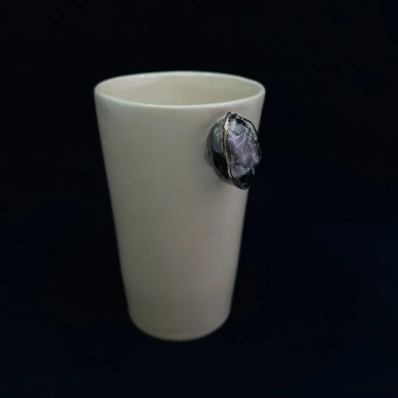 Rankų darbo puodelis su mini skulptūra