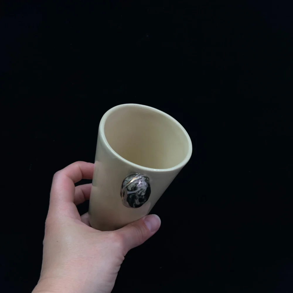 ranku-darbo-puodelis-3 Rankų darbo puodelis su mini skulptūra