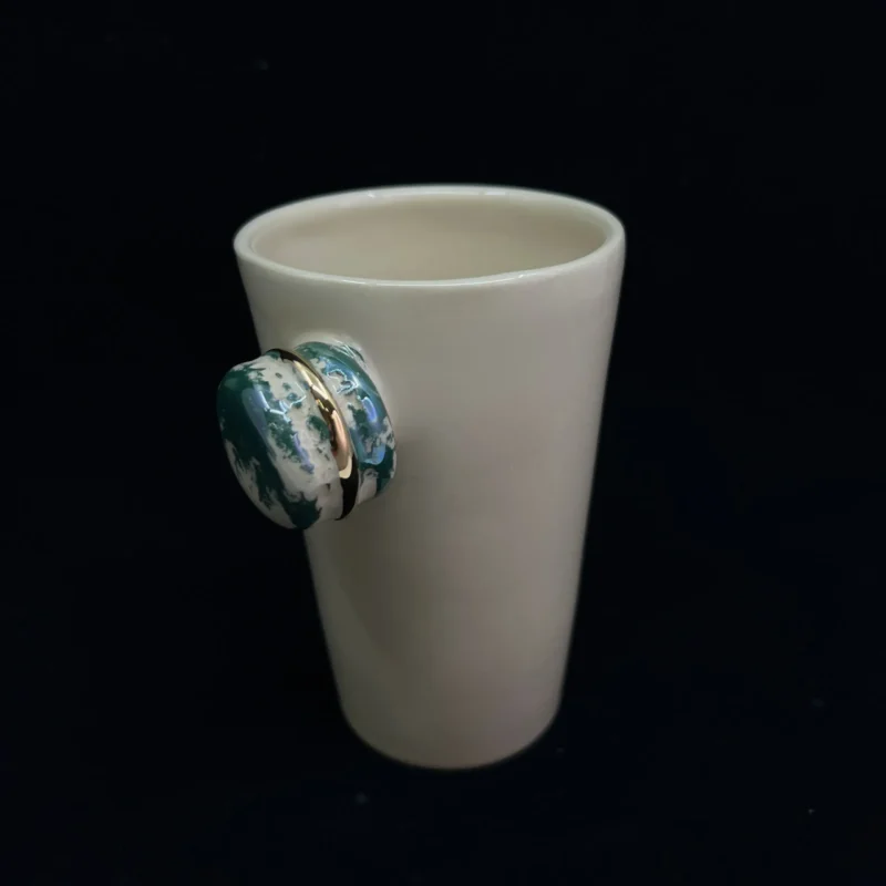 Rankų darbo puodelis su mini skulptūra