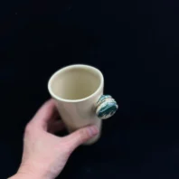 Rankų darbo puodelis su mini skulptūra
