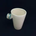 Rankų darbo puodelis su mini skulptūra