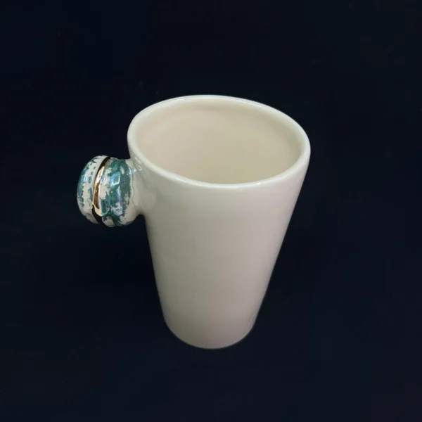 Rankų darbo puodelis su mini skulptūra