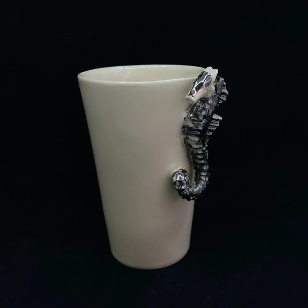 ranku-darbo-puodelis-7 Rankų darbo puodelis su mini skulptūra