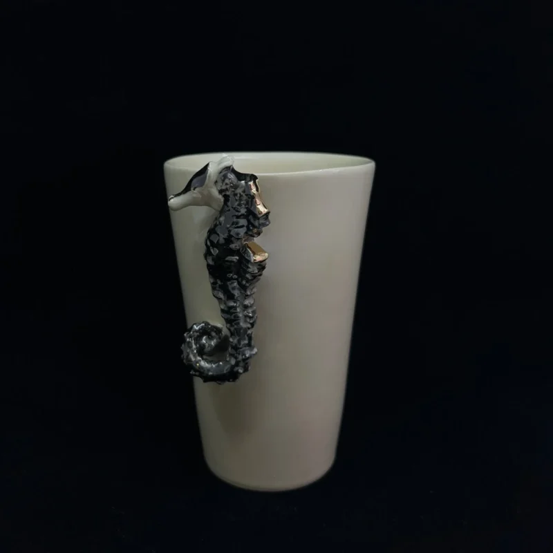 Rankų darbo puodelis su mini skulptūra