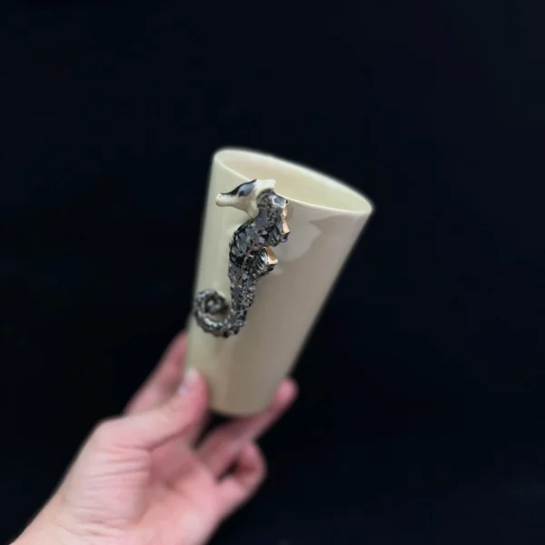 Rankų darbo puodelis su mini skulptūra