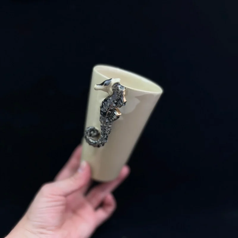 Rankų darbo puodelis su mini skulptūra