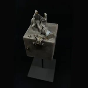 Skulptūra "Kai nukrenta karūnos" - šamotas, metalo oksidai, auksas