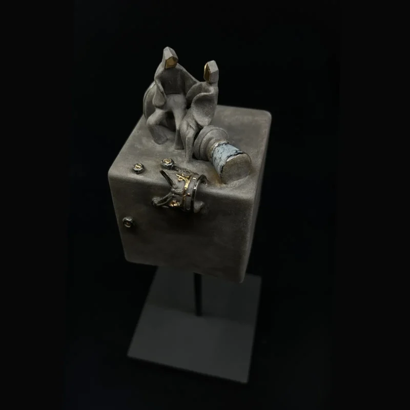 Skulptūra "Kai nukrenta karūnos" - šamotas, metalo oksidai, auksas