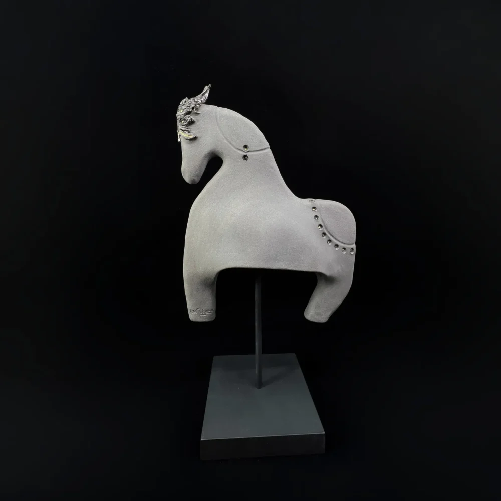 Skulptura_Zirgas-7 Skulptura Žirgas Šamotas, oksidai, 24K auksas