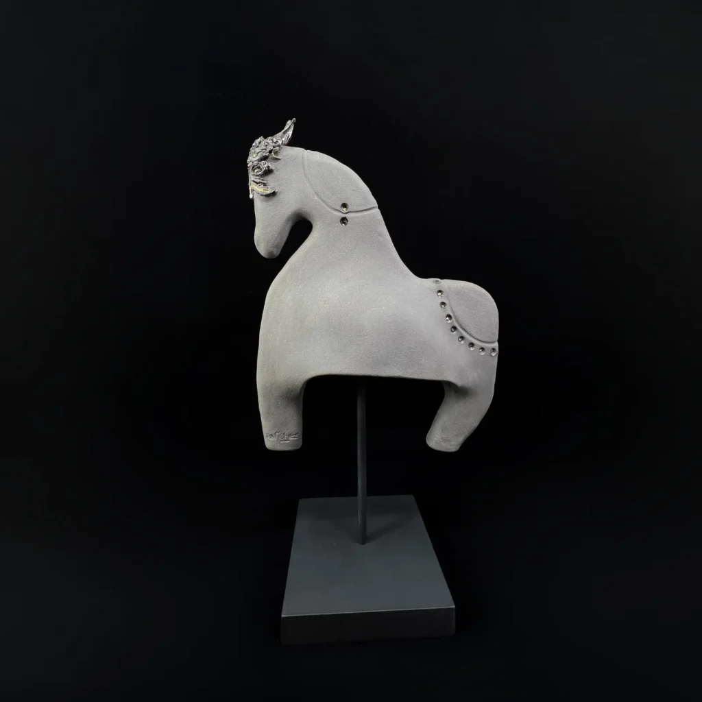 Skulptura Žirgas Šamotas, oksidai, 24K auksas