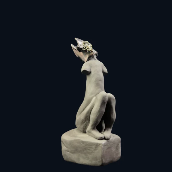 Skulptura iš ciklo "Kasdienybės herojai" Šamotas, metalo oksidai, auksas