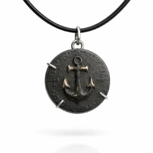 Rankų darbo papuošalai vyrams | porcelianinis pakabukas "Sėkmės moneta"