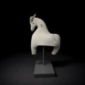 Skulptūra "Žirgas" Šamotas, metalo oksidai, auksas