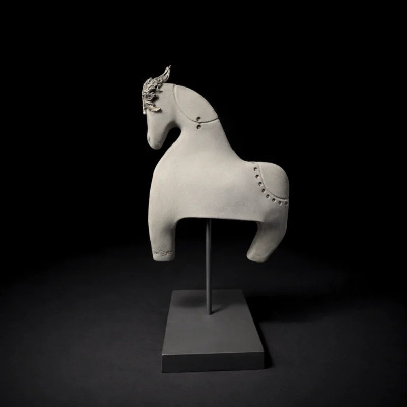 Skulptūra "Žirgas" Šamotas, metalo oksidai, auksas