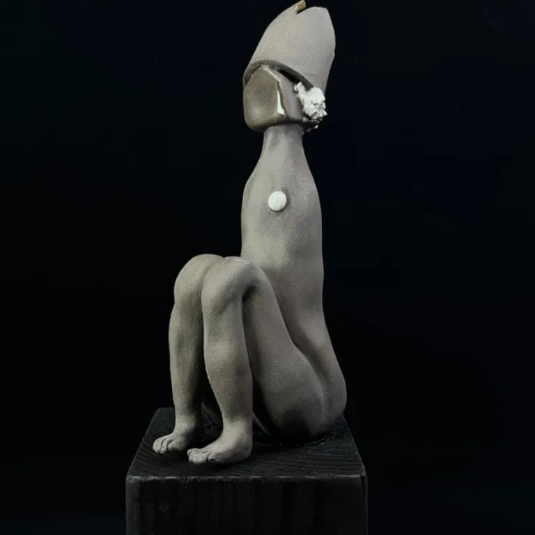 Skulptūra "Kasdienybės herojus" Šamotas, medis 2025 m.