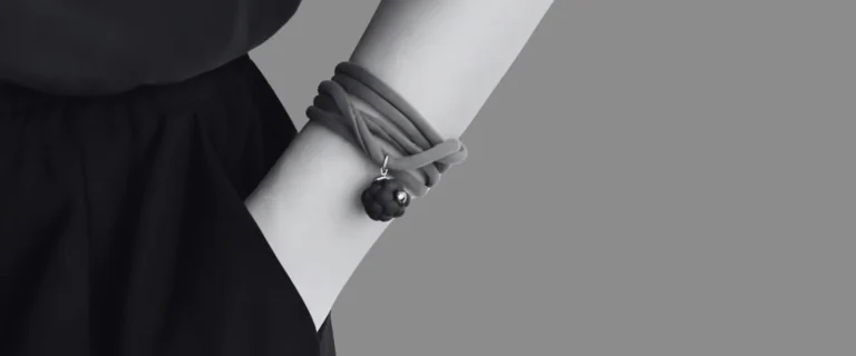 Ranku-darbo-apyranke Rankų darbo apyrankės su porceliano miniatiūromis