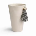 Puodelis su mini skulptūra | Šilko suknelė