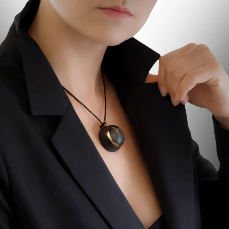 89 Porcelianinis kaklo papuošalas | Kabošonas