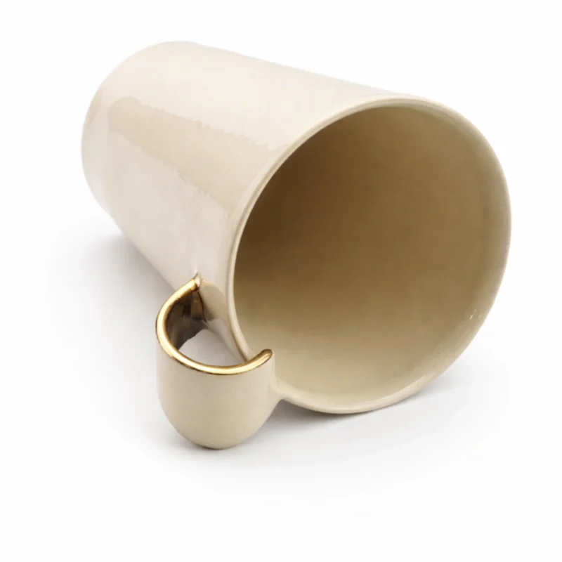 Puodelis su miniatiūra