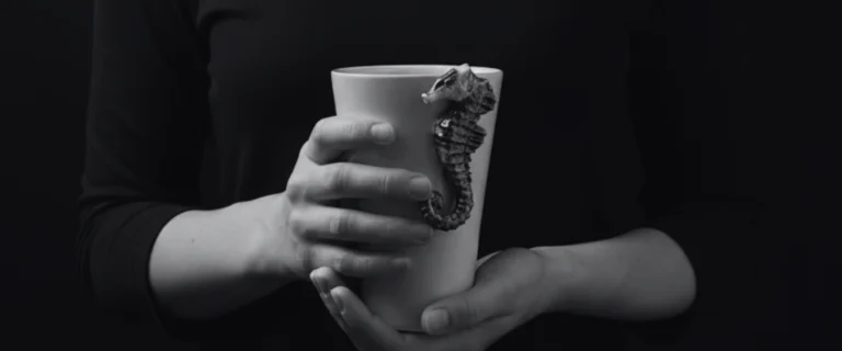 Rankų darbo akmens masės puodeliai su miniatiūrine detale vietoje rankenėlės.