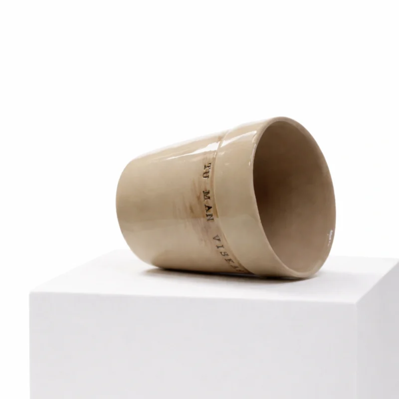 Puodelis su užrašu