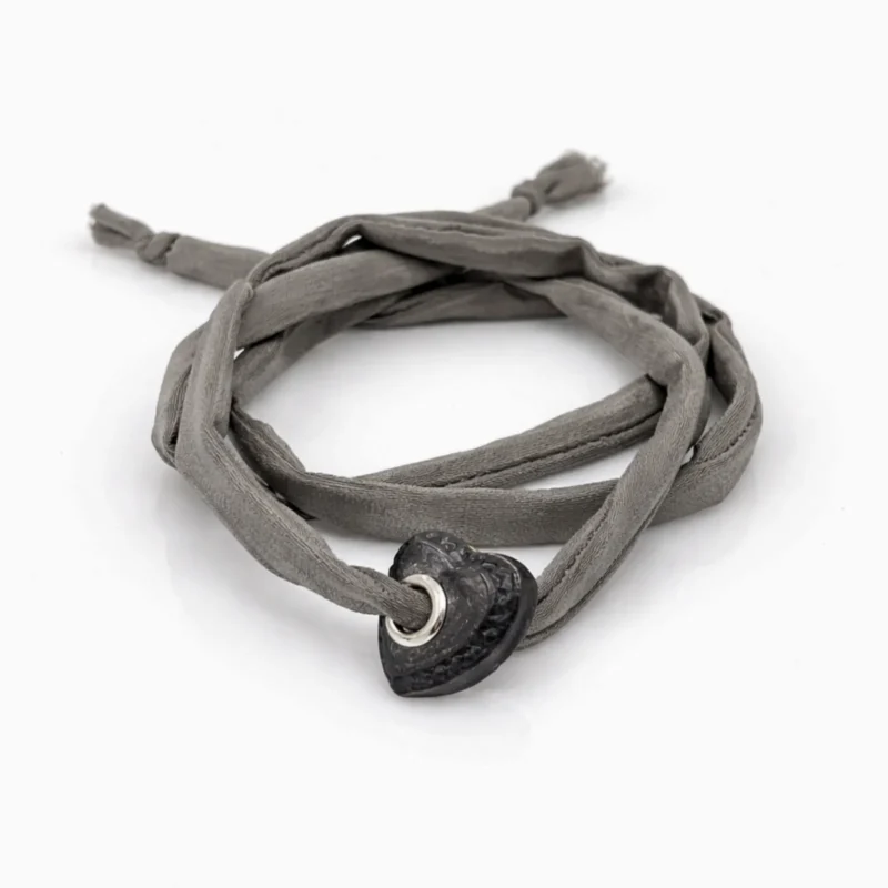 Šilko apyrankė su porceliano karoliuku