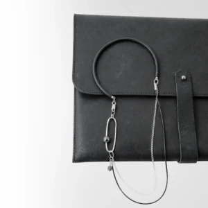 KOLJE - kaklo papuošalas, kuriame susitinka porcelianas, sidabras ir kaučiukas.