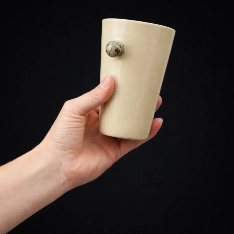 Puodelis su miniatiūra