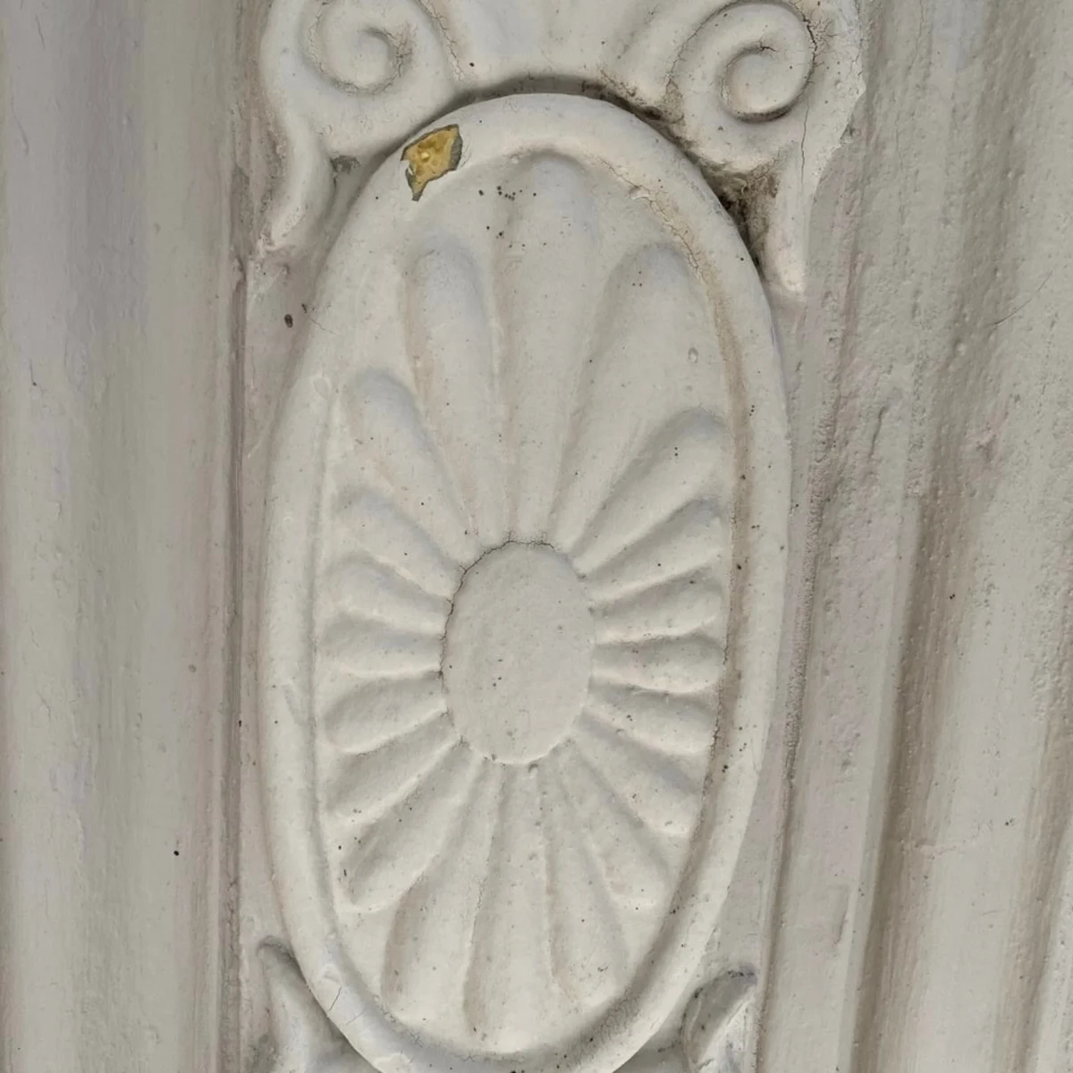 A rosette on the facade of Ilzenbergas manor, its depth lost under layers of paint