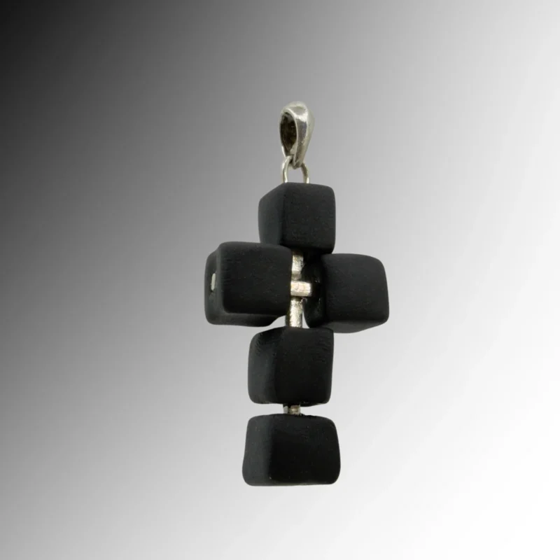 Sidabrinis-kryželis-su-juodu-porcelianu Silver cross pendant with black porcelain cubes strung on a silver structure